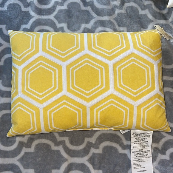 Yellow and white accent pillow - NEW - Picture 1 of 6
